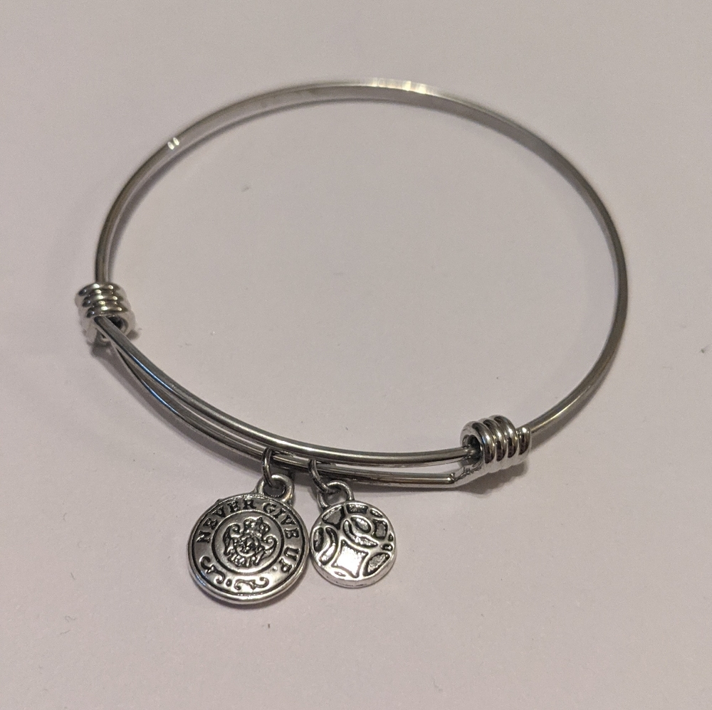 Bangle charm bracelet "Never Give Up" - adjustable silver tone